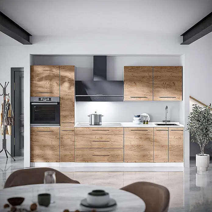 Küchenzeile Fame-Line 310 cm Goldkraft Eiche Art.-Nr. 62952 -  - Moderne Küche mit Holzoptik-Schränken, weißer Arbeitsplatte, integriertem Backofen, Kochfeld, Dunstabzug und Spüle.