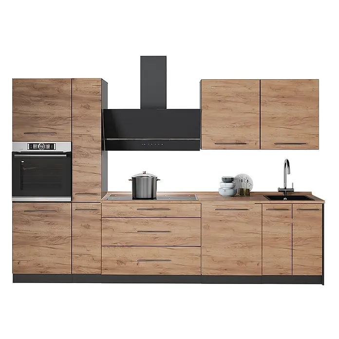 Küchenzeile Fame-Line 310 cm Goldkraft Eiche Art.-Nr. 64260 -  - Moderne Einbauküche mit hellen Holzdekor-Schränken, integriertem schwarzen Backofen, Kochfeld, Spüle und Dunstabzugshaube.