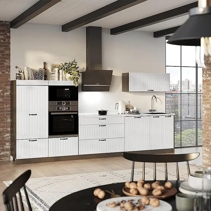 Vicco Küchenzeile - Breite: 340 cm, Weiß Landhaus, Ohne Elektrogeräte - Weiße Küchenschränke mit dunklen Griffen, integrierten Öfen und Spüle in einer modernen Küchenumgebung.