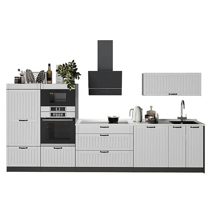 Vicco Küchenzeile - Breite: 340 cm, Weiß Landhaus, Ohne Elektrogeräte - Moderne hellgraue Küchenmodule mit geriffelten Türen, schwarzen Griffen und integrierten schwarzen Geräten (Ofen, Mikrowelle, Kochfeld, Dunstabzugshaube).