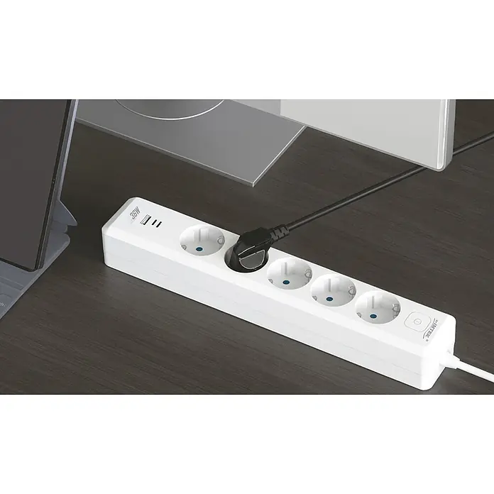 Base de enchufe múltiple Tablet 5 - Blanco, Longitud del cable: 1,5 m, Con interruptor, Número de enchufes Schuko: 5 ud. - Regleta blanca con 4 enchufes Schuko, 2 USB-A, 1 USB-C (36W) y un cable negro conectado, sobre un escritorio oscuro.