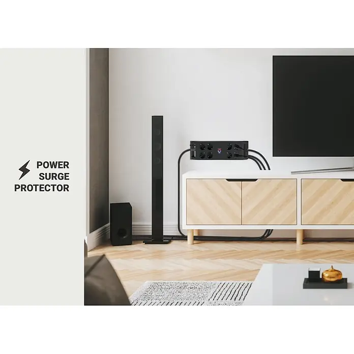 Base de enchufe múltiple Premium con protección de sobretensión - Negro, Longitud del cable: 2 m, Con interruptor, Número de enchufes Schuko: 8 ud. - Protector de sobretensión negro sobre mueble TV blanco, conectado a la TV y altavoces en un salón moderno.