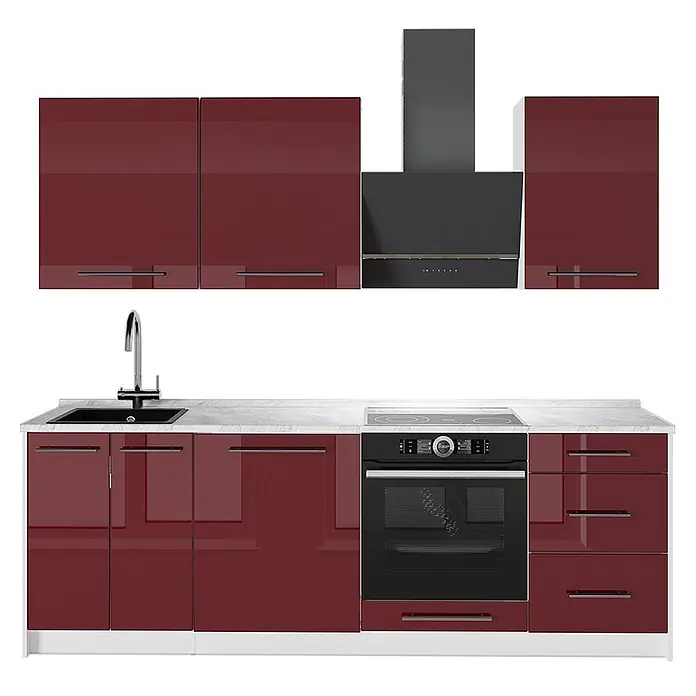 Vicco Küchenzeile Fame-Line, Bordeaux Hochglanz/Weiß, 230 cm -  - Moderne Küchenzeile mit glänzenden weinroten Schränken, weißer Arbeitsplatte, schwarzer Spüle, Ofen und Kochfeld, unter einer schwarzen Dunstabzugshaube.