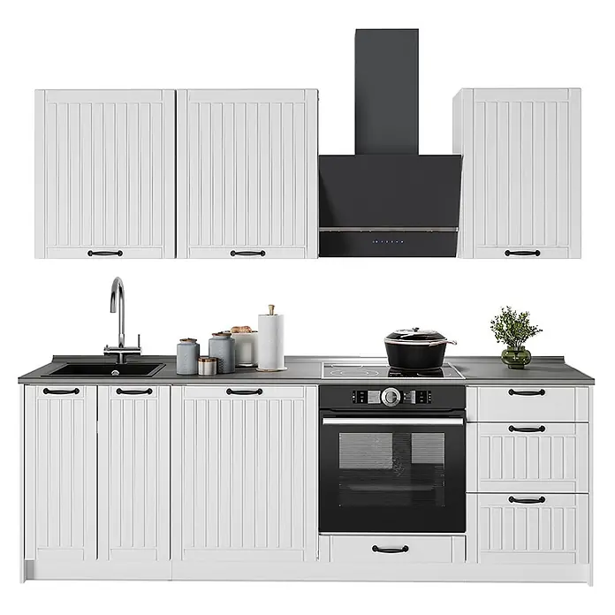 Vicco Küchenzeile - Breite: 230 cm, Weiß Landhaus, Ohne Elektrogeräte - Weiße Modulküche mit gerippten Fronten, schwarzen Griffen, anthrazitfarbener Arbeitsplatte, Spüle, Backofen, Kochfeld und Dunstabzugshaube.
