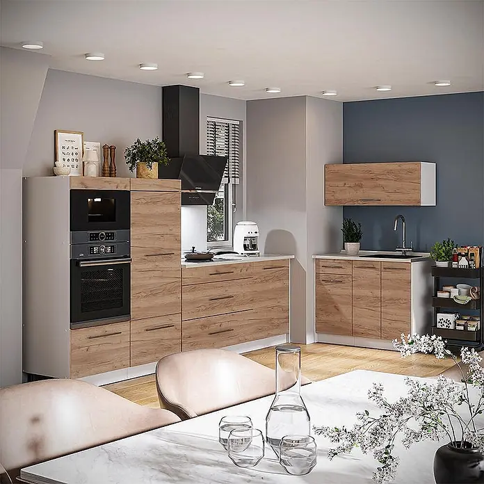Küchenzeile Fame-Line 380 cm Goldkraft Eiche Art.-Nr. 62943 -  - Moderne Küche mit hellen Holzfronten, integrierten schwarzen Geräten, weißen Arbeitsplatten und Essbereich.