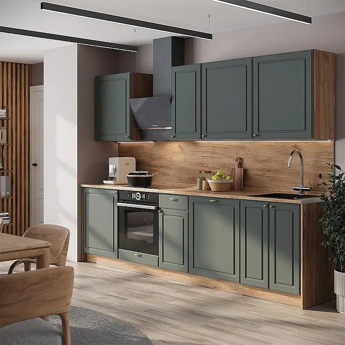 Vicco Küchenzeile - Breite: 280 cm, Grün-Gold Landhaus, Ohne Elektrogeräte - Moderne Küche mit dunkelgrünen Schränken, Holzarbeitsplatten und -rückwand, integriertem Backofen, Spüle und Dunstabzugshaube.