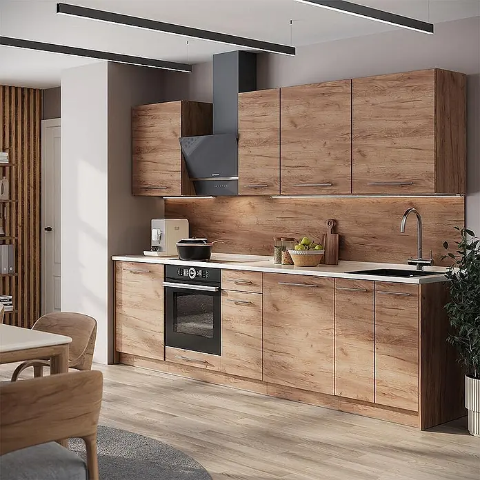 Küchenzeile Fame-Line 280 cm Goldkraft Eiche Art.-Nr. 64197 -  - Moderne Küchenzeile mit hellen Holzschränken, weißer Arbeitsplatte, integriertem Backofen und Spüle in einem hellen, zeitgenössischen Interieur.