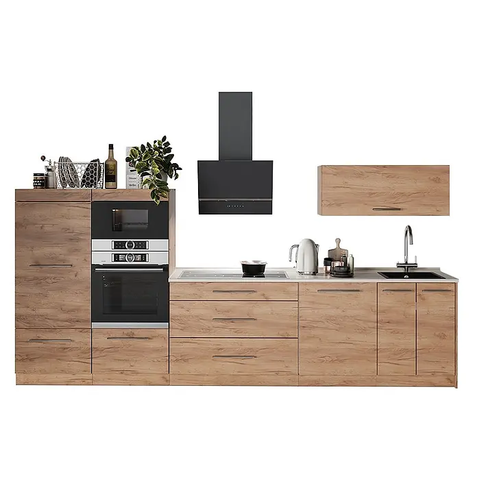 Küchenzeile Fame-Line 340 cm Goldkraft Eiche Art.-Nr. 64509 -  - Moderne Einbauküche mit hellen Holzschränken, integrierten schwarzen und silbernen Geräten und Spüle.