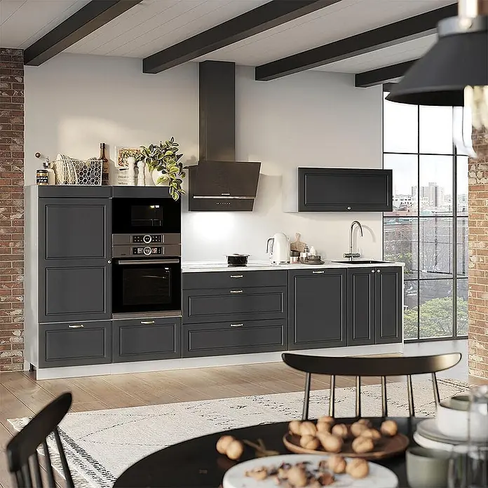 Vicco Küchenzeile - Breite: 340 cm, Anthrazit-Gold Landhaus, Ohne Elektrogeräte - Moderne dunkelgraue Küche mit integrierten Geräten wie Backofen, Mikrowelle und Spüle, dazu weiße Arbeitsplatte und Ziegelakzente.