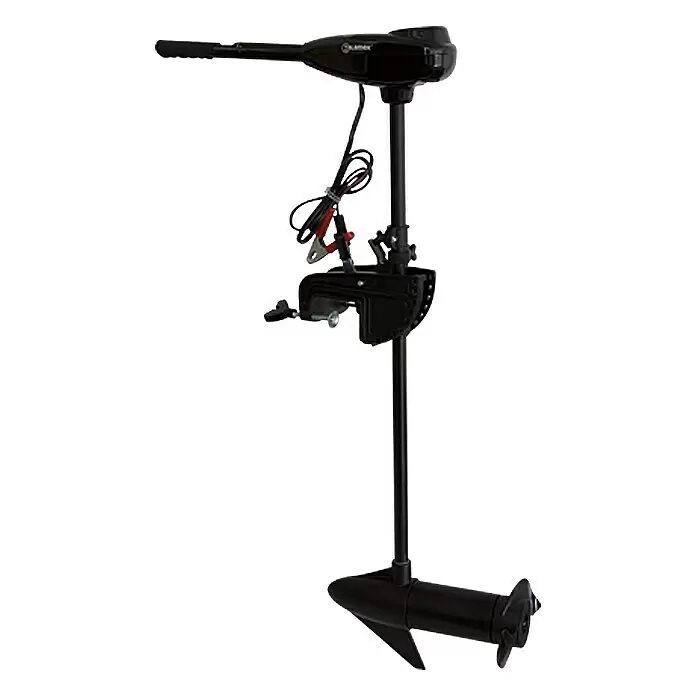 Talamex Motor fueraborda eléctrico TM 30 - 0,04 kW - 0,28 kW, Control de timón, Longitud del eje: 760 mm - Motor de curricán eléctrico negro con eje largo, hélice, caña y soporte de abrazadera. Cables de alimentación visibles.