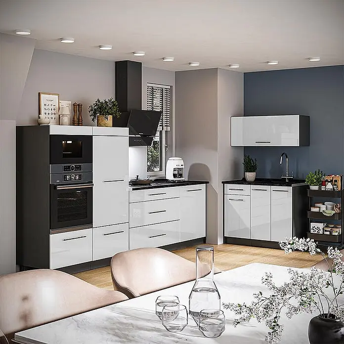 Küchenzeile Fame-Line 380 cm Weiß Hochglanz Art.-Nr. 64077 -  - Moderne Küche mit weißen Hochglanzschränken, schwarzen Arbeitsplatten, integrierten Geräten und Essbereich.