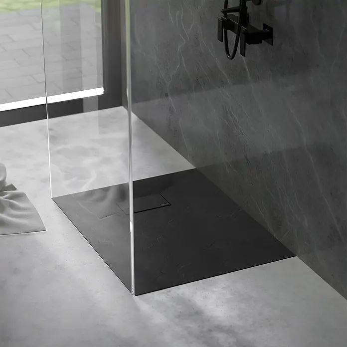 Duschwanne 90x80 cm Schwarz mit Ablaufgarnitur aus SMC Höhe 30 mm -  - Strukturierte schwarze Duschwanne mit quadratischem Ablaufdeckel, bündig in einer modernen Dusche mit hellem Boden und dunklen Marmorwänden.