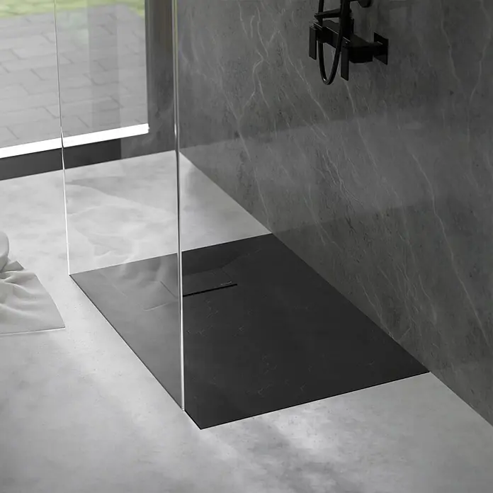 Duschwanne 100x70 cm Schwarz mit Ablaufgarnitur aus SMC Höhe 30 mm -  - Schwarze, texturierte Duschwanne in Steinoptik, in einer modernen Dusche mit Glasabtrennung installiert.