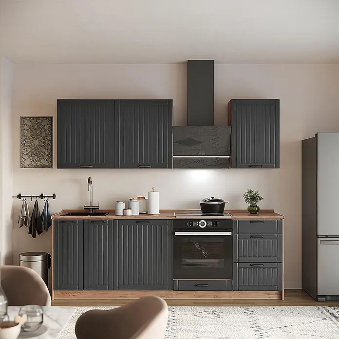 Vicco Küchenzeile Fame-Line, Dunkelgrau/Goldkraft Eiche, 230 cm -  - Moderne dunkelgraue Küchenzeile mit geriffelten Schranktüren, Holzplatte, Spüle, Kochfeld und Backofen in einer minimalistischen Umgebung.
