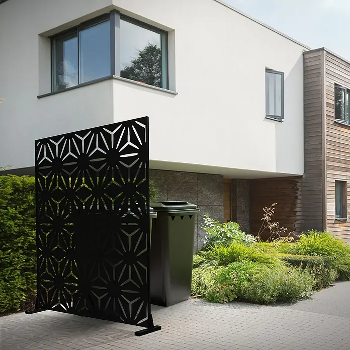 Metall-Sichtschutz Torino 120x180 cm Schwarz aus Stahl -  - Schwarzer Metall-Sichtschutz mit geometrischem Sternmuster, verdeckt Mülltonnen am modernen Haus.