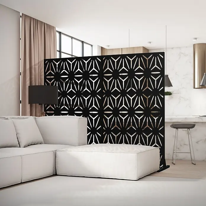 Metall-Sichtschutz Torino 120x180 cm Schwarz aus Stahl -  - Schwarzer Raumteiler mit geometrischem Muster, trennt modernes Wohnzimmer mit weißem Sofa von der Küche.