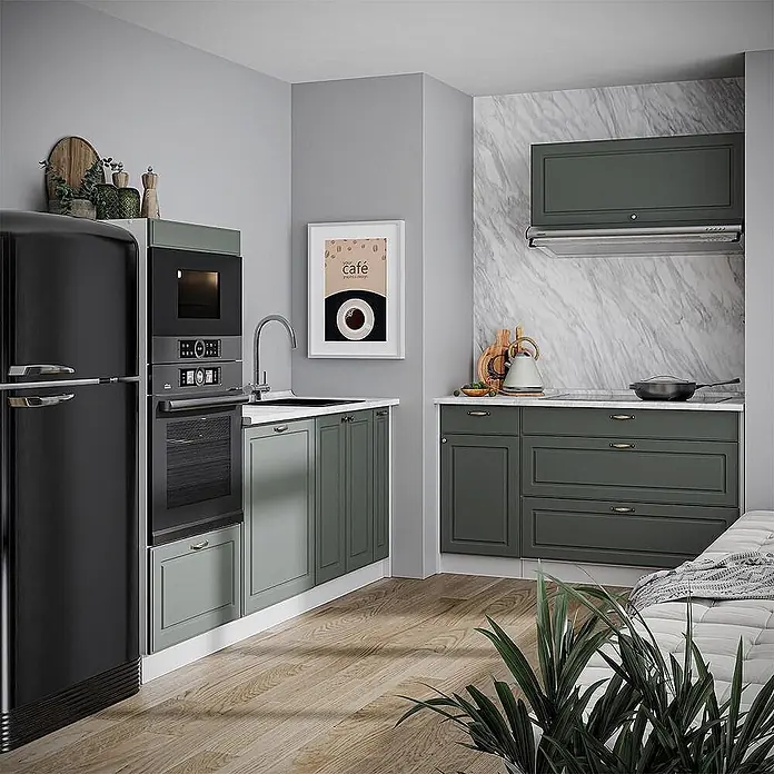 Vicco Küchenzeile - Breite: 340 cm, Grün-Gold Landhaus, Ohne Elektrogeräte - Moderne Küche mit dunkelgrünen Schränken, schwarzem Retro-Kühlschrank und Einbaugeräten, mit Marmorrückwand und Holzboden.