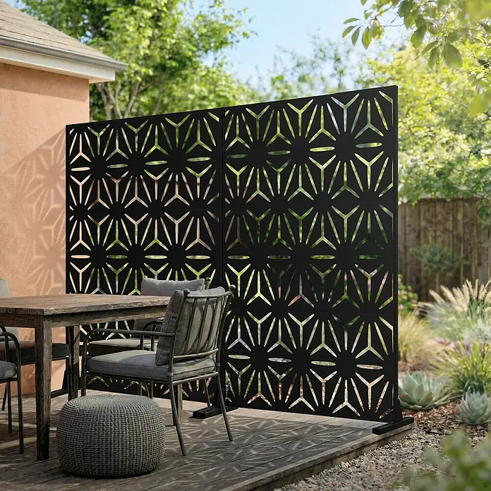 Metall-Sichtschutz Torino 120x180 cm Schwarz aus Stahl -  - Zwei schwarze Metall-Sichtschutzwände mit geometrischen Sternenausschnitten auf einer Terrasse neben einem Esstisch.