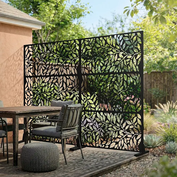 Metall-Sichtschutz Firenze 120x180 cm Schwarz aus Stahl -  - Schwarzer Metall-Sichtschutz mit Blattmuster, der Privatsphäre auf einer Terrasse bietet.