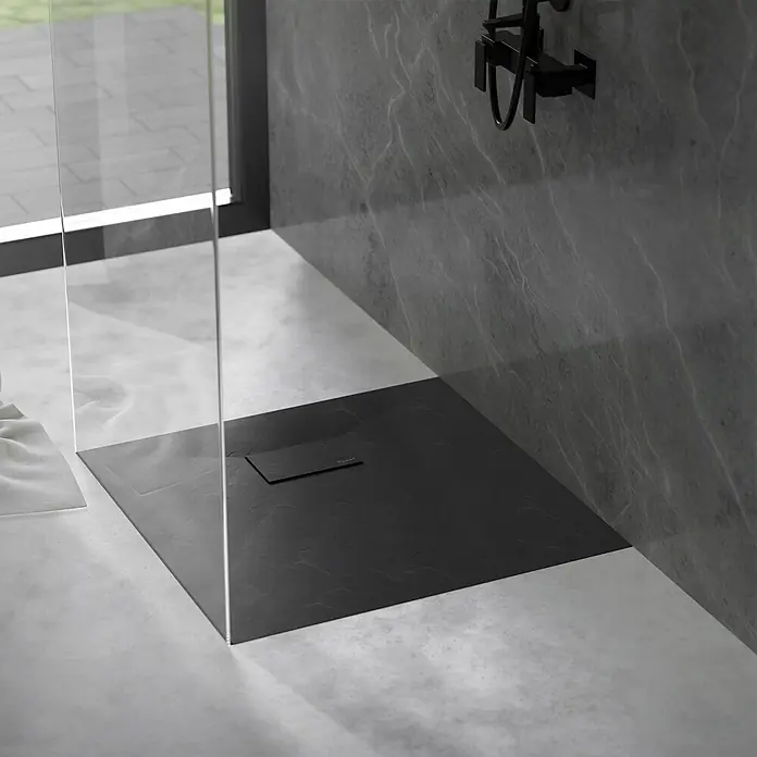 LuxeBath Duschwannen-Set Quadratische 80x80cm mit Siphon ,Höhe 30 mm ,extra flache - L x B: 80 x 80 cm, Verbundwerkstoff, Schwarz, Ablaufgarnitur - Schwarze, strukturierte Duschwanne mit integriertem Abfluss in einer modernen Glasduschkabine.