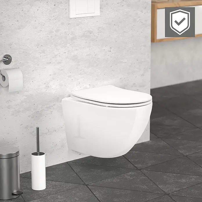 LuxeBath Wand-WC Weiß mit Nano Beschichtung kurz Tiefspüler Lotus Effekt - Weiß - Weiße wandhängende Toilette in einem modernen Badezimmer mit dunklen Fliesen und Betonwänden.