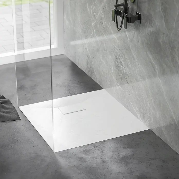 LuxeBath Duschwannen-Set Quadratische 80x80cm mit Siphon ,Weiß H:30 mm ,extra flache - L x B: 80 x 80 cm, Verbundwerkstoff, Weiß, Ablaufgarnitur - Weißes, rechteckiges, strukturiertes Duschbecken in einer modernen Dusche mit dunklem Boden und gemusterter Wand.