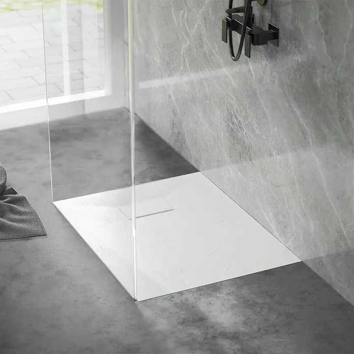Duschwanne 90x80 cm Weiß mit Ablaufgarnitur aus SMC Höhe 30 mm -  - Weiße Duschwanne in Steinoptik, bündig in einer modernen Dusche installiert.