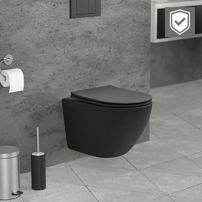 LuxeBath Wand-WC Schwarz matt mit Nano Beschichtung kurz Lotus Effekt - Spülrandlos, Mit antibakterieller Glasur, Spülform: Tief, WC Abgang: Waagerecht, Schwarz - Schwarze wandhängende Toilette in einem modernen Badezimmer.