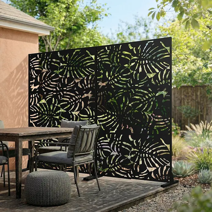 ML-Design Sichtschutzelement Roma - B x H: 120 x 183 cm, Stahl, Schwarz - Schwarzer Sichtschutz mit tropischen Blattausschnitten auf einer Terrasse, für mehr Privatsphäre und Dekoration.