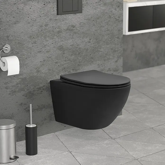 LuxeBath Wand-WC lang Schwarz matt Duroplast Tiefspüler - Spülrandlos, Spülform: Tief, WC Abgang: Waagerecht, Schwarz - Schwarzes wandhängendes WC in einem modernen Badezimmer mit grauen Betonwänden und Fliesenboden.