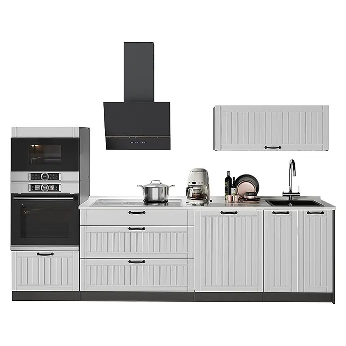 Vicco Küchenzeile - Breite: 280 cm, Weiß Landhaus, Ohne Elektrogeräte - Helle, graue Modulküche mit integriertem Backofen, Mikrowelle, Kochfeld, Spüle und schwarzer Dunstabzugshaube.
