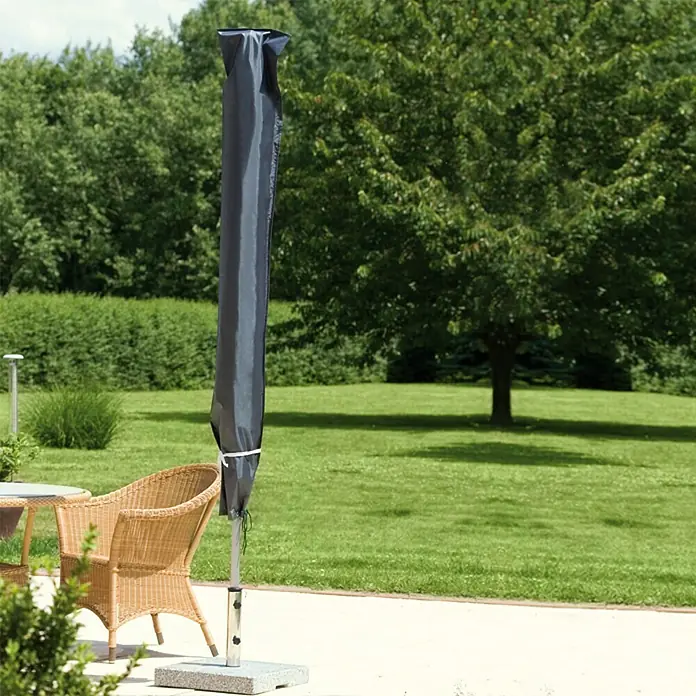 Sunfun Schirm-Schutzhülle - Kunststoff, Passend für: Schirme mit Ø 180 - 200 cm - Abgedeckter Sonnenschirm mit Schutzhülle auf einer Terrasse. Schützt vor Witterungseinflüssen und verlängert die Lebensdauer des Schirms.