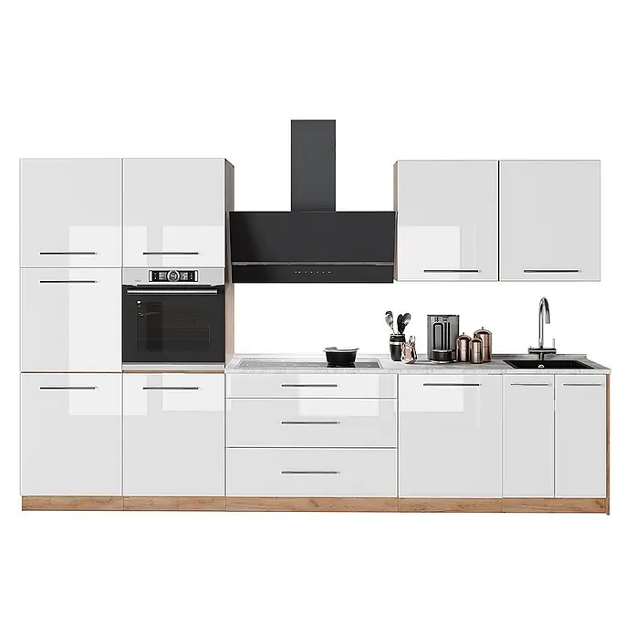 Küchenzeile Fame-Line 340 cm Weiß Hochglanz Art.-Nr. 64608 -  - Moderne weiße Hochglanz-Küchenzeile mit integriertem Backofen, Kochfeld, Spüle und dunkler Dunstabzugshaube. Mit Holzsockeln.