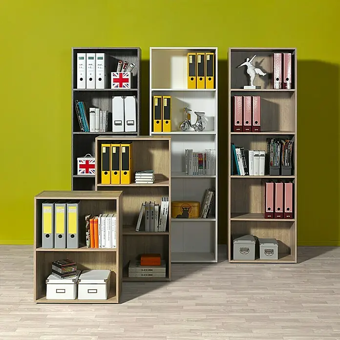Regalux Holzregal Trio - H x B x T: 115,2 x 60 x 30,4 cm, Traglast pro Boden: 5 kg, Anzahl Böden: 2 Stk., Schrauben, Eiche - Mehrere Büroregale in verschiedenen Größen und Farben stehen vor einer grünen Wand. Unterschiedliche Aktenordner und Dekorationen sind in den Regalen platziert.