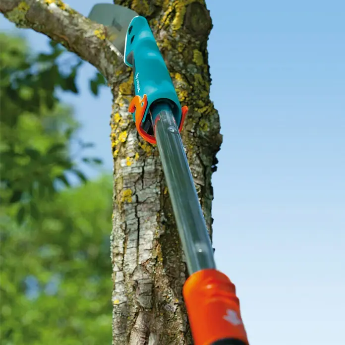 Gardena Combisystem Sierra de podar manual 300PP - Largo: 514 mm, Plástico, Plateado, Turquesa - Una sierra de podar Gardena utilizada para la jardinería. Perfecta para podar árboles y arbustos con su mango telescópico.