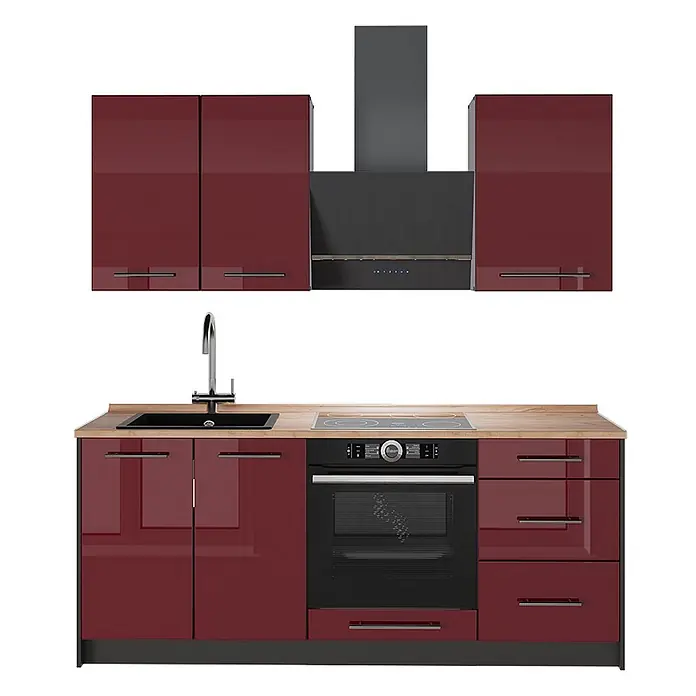 Vicco Singleküche - Breite: 190 cm, Bordeaux Hochglanz, Mit AP Eiche - Moderne Küchenzeile mit glänzenden burgunderroten Schränken, Arbeitsplatte in Holzoptik, schwarzer Spüle, Induktionskochfeld, Backofen und dunkelgrauer Dunstabzugshaube.