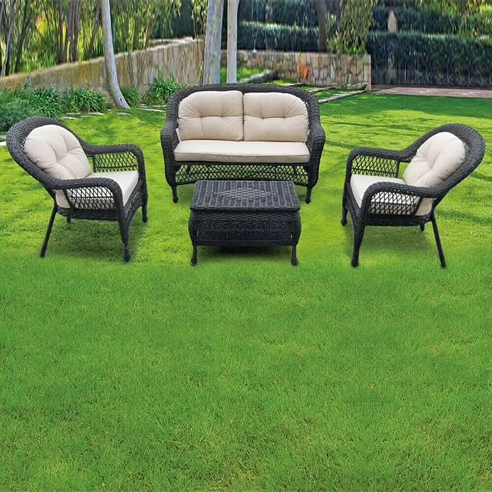 Sunfun Conjunto de muebles Savannah - 4 pzs., Ratán sintético/Acero, Marrón oscuro/Beige - Juego de muebles de jardín con dos sillas, un sofá biplaza y una mesa. Los muebles son de ratán oscuro y tienen cojines beige.