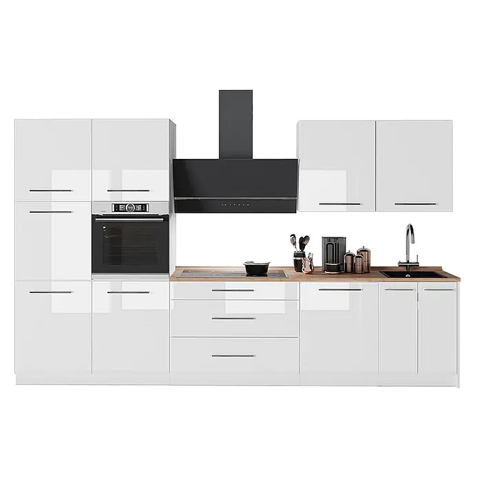 Küchenzeile Fame-Line 340 cm Weiß Hochglanz Art.-Nr. 64640 -  - Moderne hochglanzweiße Küche mit Holzoptik-Arbeitsplatte, integriertem Backofen, Kochfeld, Dunstabzugshaube und schwarzer Spüle.