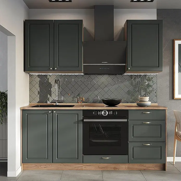 Vicco Singleküche - Breite: 190 cm, Grün-Gold Landhaus, Ohne AP - Moderne Küche mit dunkelgrünen Schränken, heller Holz-Arbeitsplatte und schwarzen Einbaugeräten.