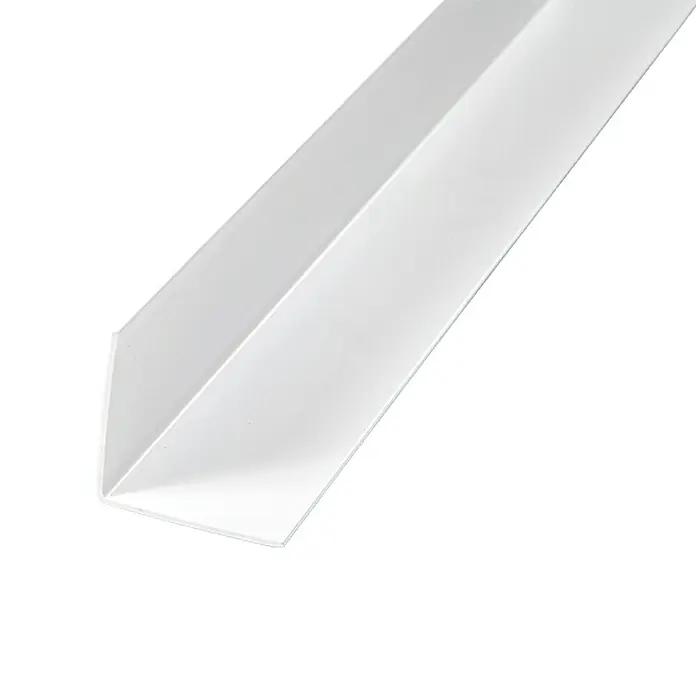 BaukulitVox Basic-Line Winkelleiste - Weiß, 2.500 x 65 x 65 mm - Nahaufnahme eines weißen Kantenschutzes aus Kunststoff, der sich ideal für Ecken und Kanten eignet und einen sauberen Abschluss bietet.