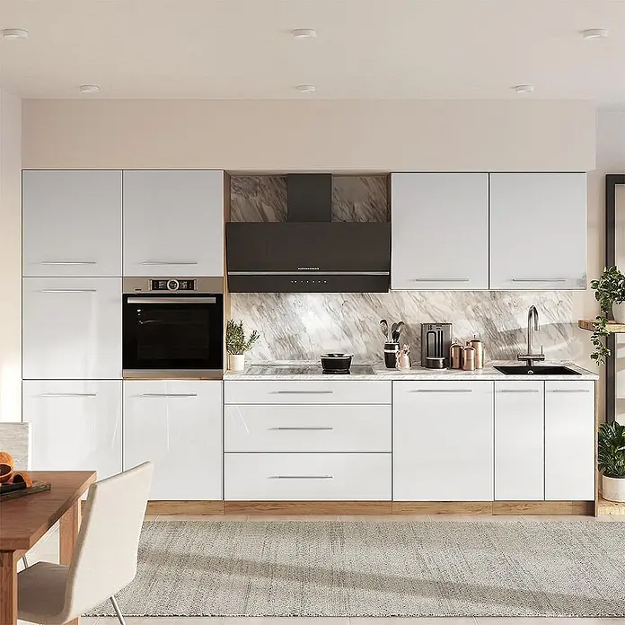 Küchenzeile Fame-Line 340 cm Weiß Hochglanz Art.-Nr. 64610 -  - Moderne Küche mit weißen Hochglanzschränken, integriertem Backofen und schwarzer Dunstabzugshaube über einer Arbeitsplatte in Marmoroptik.