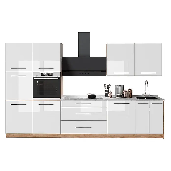 Küchenzeile Fame-Line 340 cm Weiß Hochglanz Art.-Nr. 64610 -  - Moderne Küchenzeile mit glänzend weißen Schränken, integriertem Ofen, Kochfeld, Spüle und dunkler Dunstabzugshaube, mit heller Holzsockel.