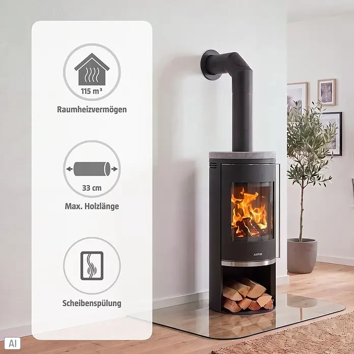Justus Kaminofen Faro 2.0 - 6 kW, Raumheizvermögen: 115 m³, Verkleidung: Stahl/Speckstein, Schwarz - Ein schwarzer Kaminofen mit grauer Steinplatte und schwarzem Rauchrohr in einem modernen Wohnzimmer, mit Holzscheiten darunter.