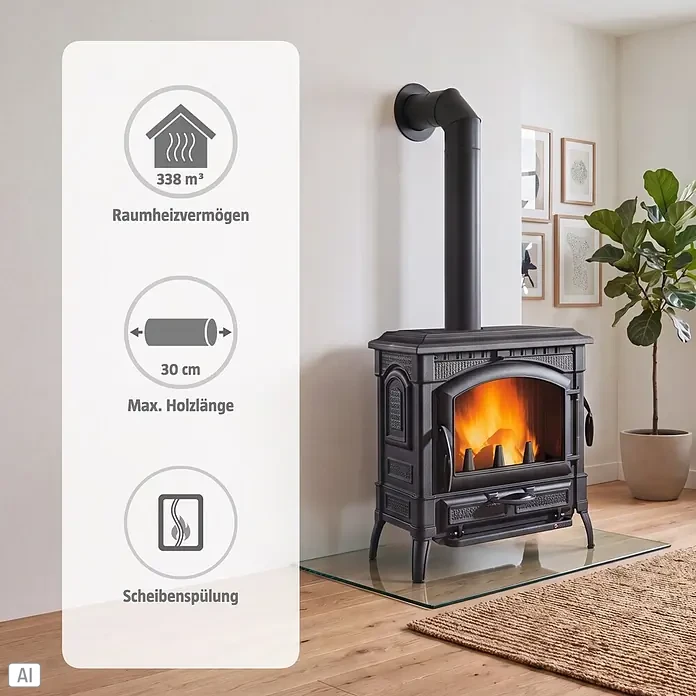 La Nordica Kaminofen Isotta Evo - 14,5 kW, Mit Kochplatte, Raumheizvermögen: 338 m³, Material Verkleidung: Stahl, Schwarz - Verzierter schwarzer Gusseisen-Holzofen mit brennendem Feuer, an schwarzem Ofenrohr, in modernem Raum.