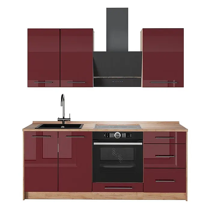 Vicco Singleküche - Breite: 190 cm, Bordeaux Hochglanz, Mit AP Eiche - Moderne Kompaktküche mit glänzend bordeauxroten Schränken, Holzplatte, schwarzer Spüle, Backofen, Kochfeld und dunkelgrauer Dunstabzugshaube.