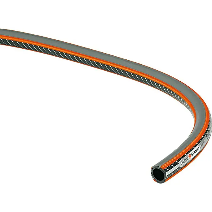 Gardena Schlauch Comfort High Flex - Länge: 20 m, Schlauchdurchmesser: 13 mm, Berstdruck: 30 bar - Eine Nahaufnahme eines grauen Gartenschlauchs mit orangefarbenen Akzenten, der sich vor einem weißen Hintergrund biegt.
