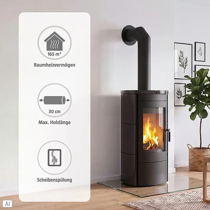 Hark Kaminofen Tiamo Ex - 6 kW, Raumheizvermögen: 165 m³, Material Verkleidung: Keramik, Schwarz - Ein moderner, schwarzer Kaminofen mit Feuer im Wohnzimmer, daneben Info-Tafel: Heizleistung (165 m³), max. Holzlänge (30 cm), Scheibenspülung.