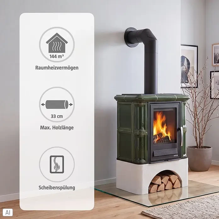 Justus Kaminofen Bavaria - 7 kW, Raumheizvermögen: 144 m³, Material Verkleidung: Keramik, Grün - Grüner Kachelofen mit schwarzem Rauchrohr, sichtbaren Flammen, weißem Sockel mit Holzlager.