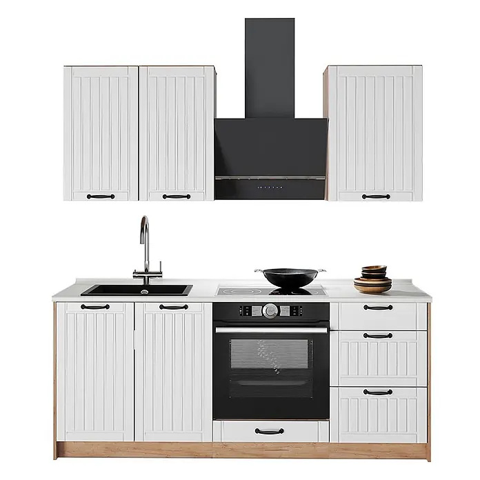 Vicco Singleküche - Breite: 190 cm, Weiß Landhaus, Ohne AP - Weiße Küchenzeile mit schwarzen Griffen, Spüle, Backofen, Kochfeld und dunkelgrauer Dunstabzugshaube, auf heller Holzbasis.
