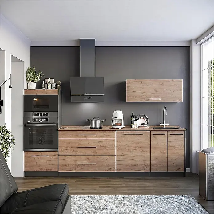 Vicco Küchenzeile - Breite: 280 cm, Goldkraft Eiche, Ohne Elektrogeräte - Moderne Küche mit hellen Holzoptikschränken und integrierten dunkelgrauen Geräten, darunter Backofen, Mikrowelle und Dunstabzugshaube.